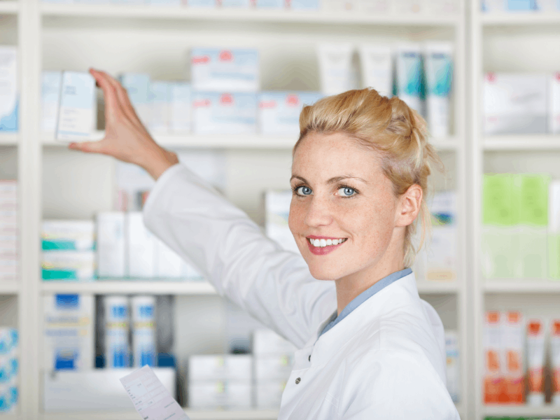 Apothekerin, die auf Medikament greift